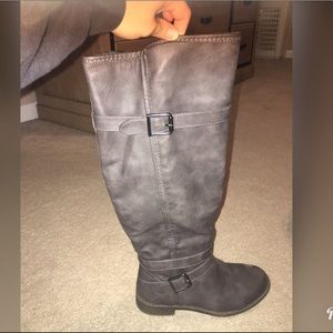 Women’s gray boots!